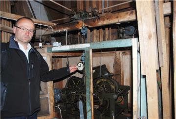 Das Räderwerk der Kirchturmuhr von St. Jakobi steht still. Pastor Dirk Glanert hofft darauf, dass genügend Spenden eingehen werden, um den Chronometer draußen am Turm wieder zum Laufen zu bringen.