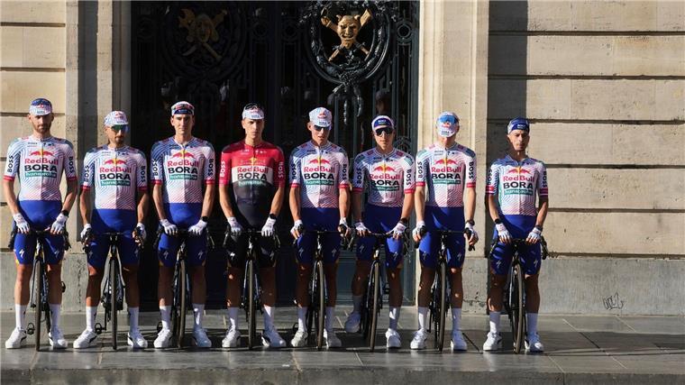 Tour-Debütant Lipowitz bei Kapitäns-Frage zurückhaltend Das Red-Bull-Team bei der Teampräsentation.