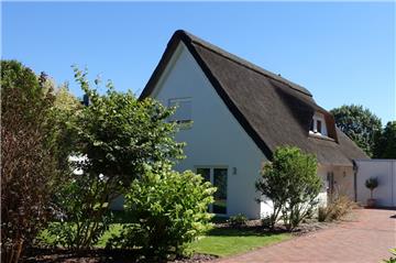 Das Reetdach, das die Familie bewusst behalten hat, gibt dem Haus im Ostergraben in Schiffdorf einen besonderen Charme.