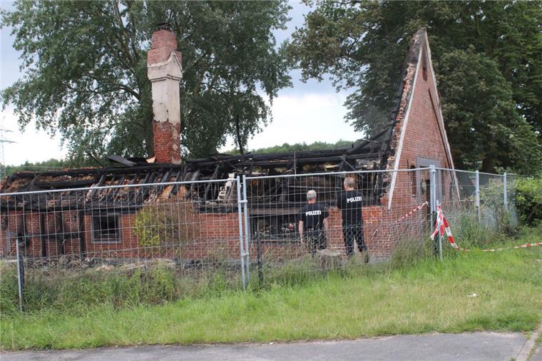 Das reetgedeckte Haus ist bis auf die Grundmauern abgebrannt. 