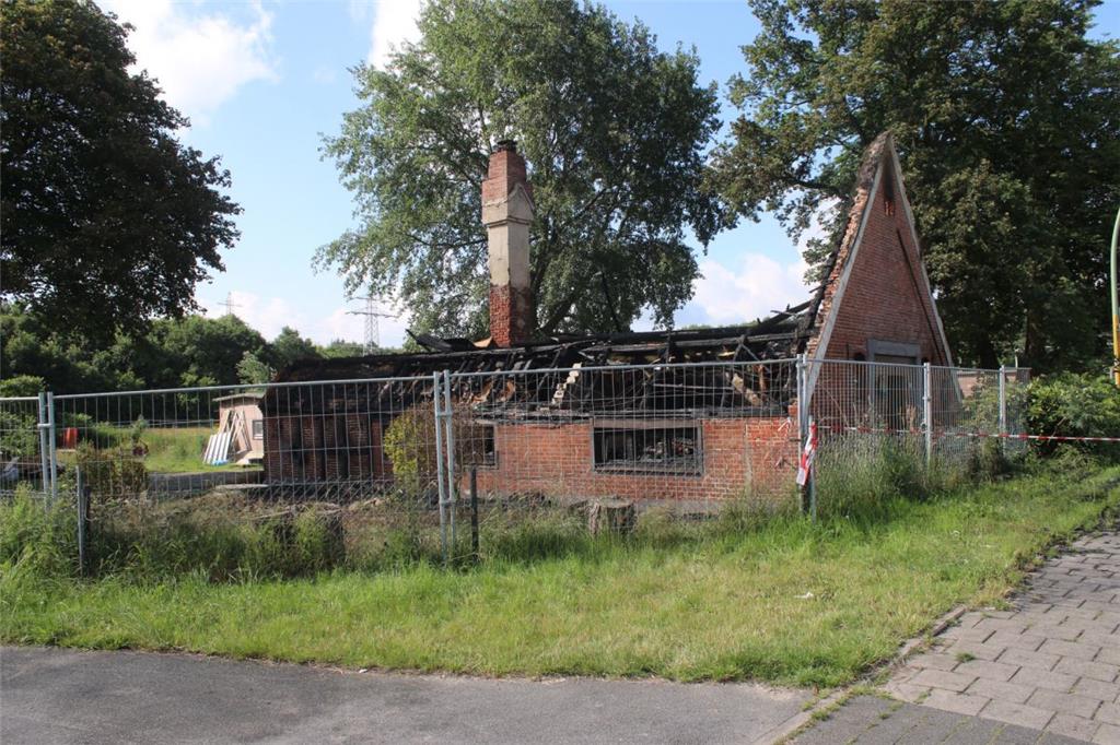Das reetgedeckte Haus ist bis auf die Grundmauern abgebrannt. 