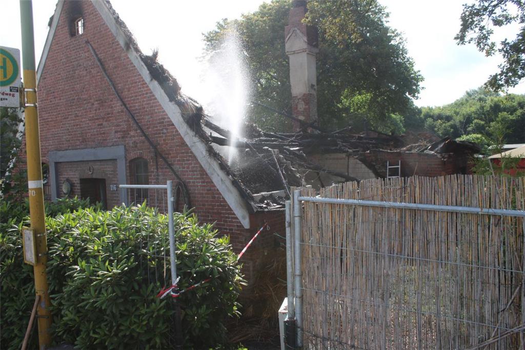 Das reetgedeckte Haus ist bis auf die Grundmauern abgebrannt. 