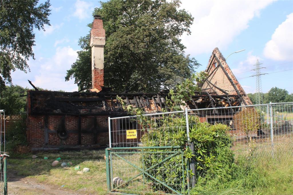 Das reetgedeckte Haus ist bis auf die Grundmauern abgebrannt. 