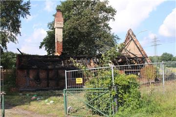 Das reetgedeckte Haus ist bis auf die Grundmauern abgebrannt. 