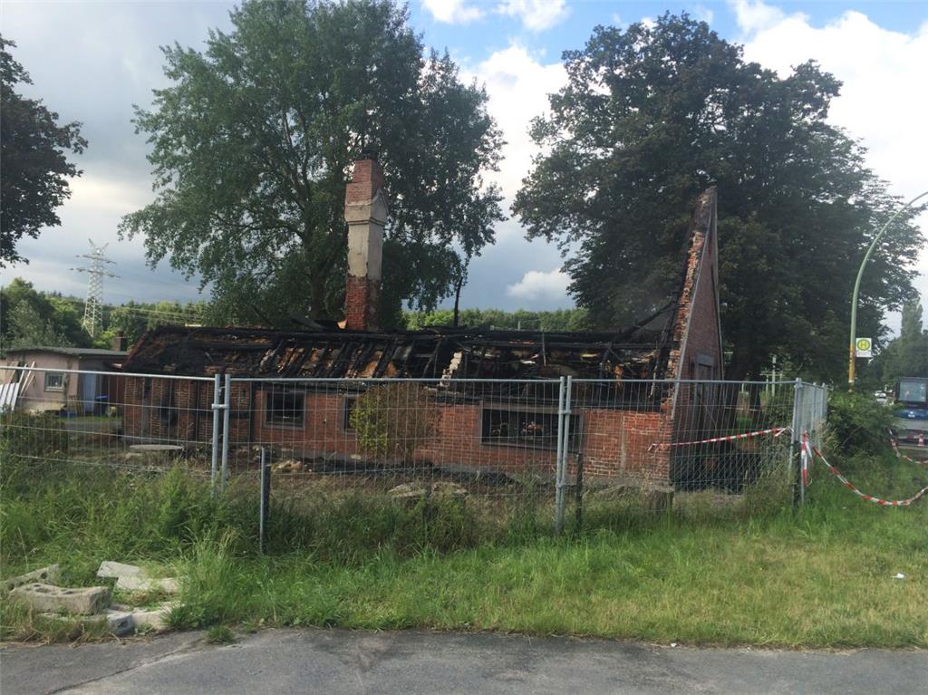 Das reetgedeckte Haus ist bis auf die Grundmauern abgebrannt. 