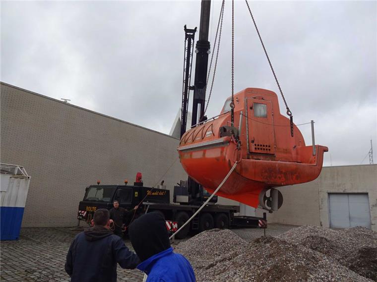 Bremerhaven: Schiffe fliegen aus dem Museum Das Rettungsboot "Frederike" wird als erstes mit einem Kran aus dem Bangert-Bau gehievt. Der Bangert-Bau ist der jüngste Teil des Museums. Er wird generalüberholt.