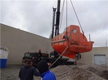 Das Rettungsboot "Frederike" wird als erstes mit einem Kran aus dem Bangert-Bau gehievt. Der Bangert-Bau ist der jüngste Teil des Museums. Er wird generalüberholt.