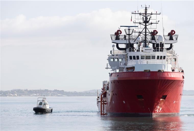 „Ocean Viking“ startet zu neuem Rettungseinsatz im Mittelmeer Das Rettungsschiff „Ocean Viking“ fährt nach mehrmonatiger Pause wieder aufs Mittelmeer. Das Schiff wird von SOS Méditerranée und Ärzte ohne Grenzen betrieben.