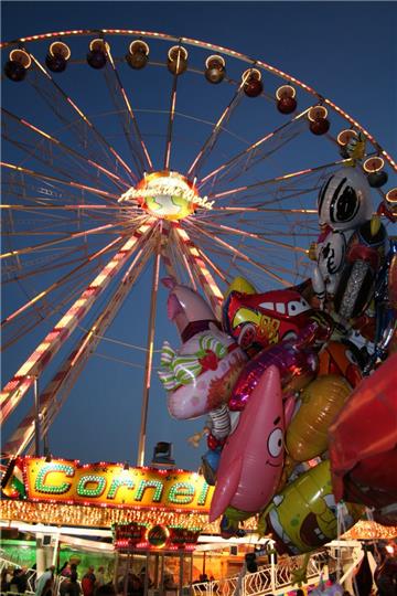 Das Riesenrad Around the World kommt in diesem Jahr wieder zum Rodenkircher Markt. 