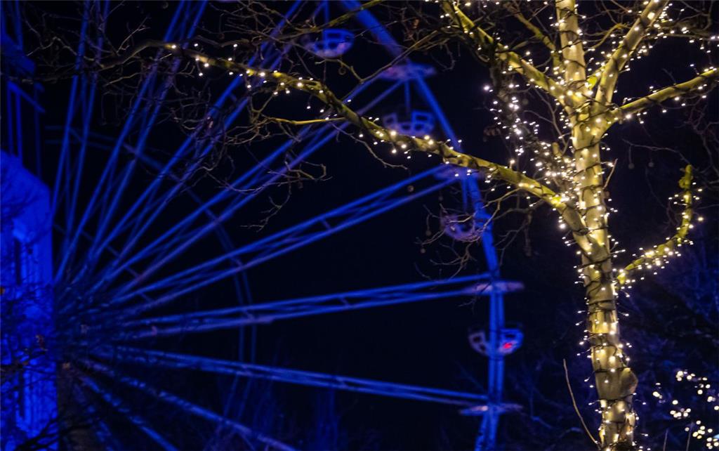 Das Riesenrad in einem Blauton. So schön wird der Weihnachtsmarkt 2019 in Bremer...