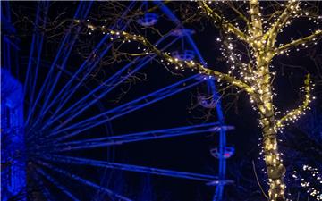 Das Riesenrad in einem Blauton. So schön wird der Weihnachtsmarkt 2019 in Bremer...