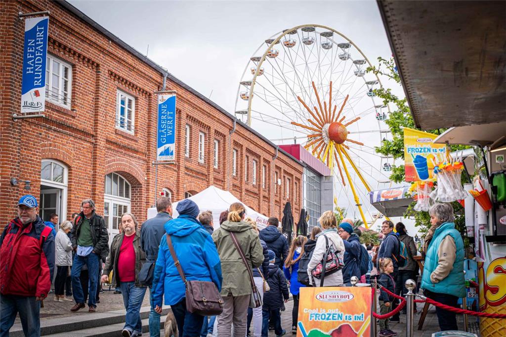 Das Riesenrad ist ein echter Hingucker am Neuen Hafen. Foto: Hartmann