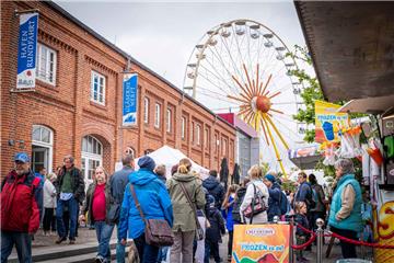 Das Riesenrad ist ein echter Hingucker am Neuen Hafen. Foto: Hartmann