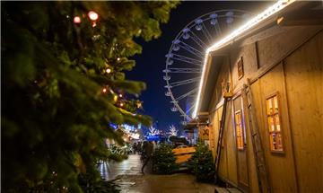 Das Riesenrad steht auch schon. So schön wird der Weihnachtsmarkt 2019 in Bremer...