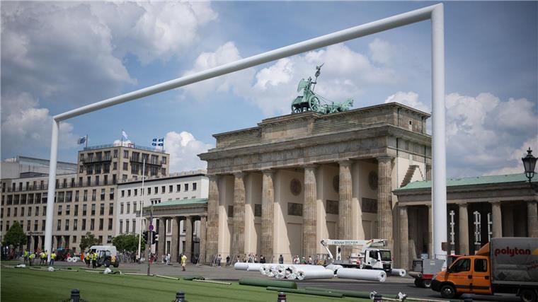 Riesiges Fußballtor aus Berliner Fanzone steht zum Verkauf Das riesige Fußballtor von der Berliner EM-Fanmeile steht zum Verkauf.