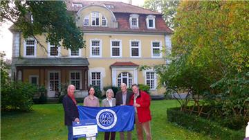 Das Rittergut Osterndorf erhält eine Förderung von der Deutschen Stiftung Denkmalschutz. Darüber freut sich die Eigentümerfamilie (von links) Volker, Margret, Jutta und Arndt Siegel mit dem Ortskurator Hannes Bibelhausen.