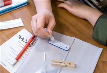 Eine Schülerin macht vor Unterrichtsbeginn in der Katharina Henoth-Gesamtschule einen Corona-Antigen-Schnelltest. 