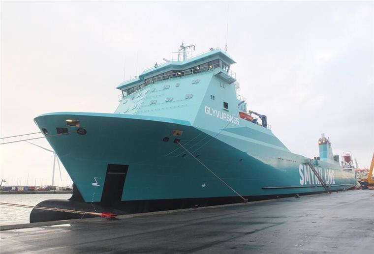 Das RoRo-Schiff „Glyvursnes“ erhielt einen auffälligen Anstrich während der Werftzeit.