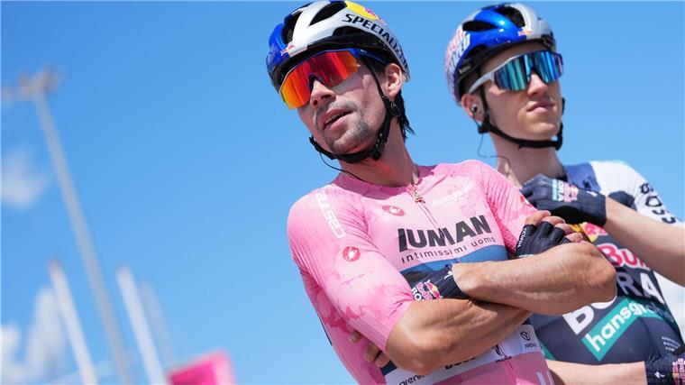 Das Rosa Trikot des Gesamtführenden trug Primoz Roglic (l) nur kurz.