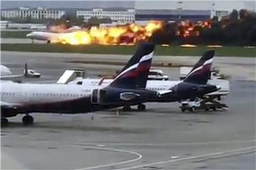 Das russische Passagierflugzeug hat Feuer gefangen. Viele Menschen sterben.