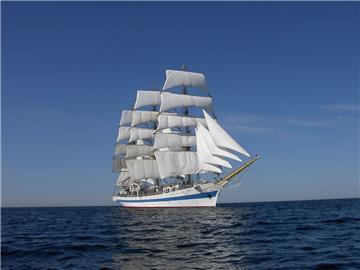 Das russische Segelschiff „Mir“ war zuletzt 2015 zur Sail in Bremerhaven. Die „Mir“ wurde in den 1980er Jahren auf der Danziger Leninwerft gebaut und segelt als schnellster Großsegler der Welt für die Handelsmarine. Besonders auffällig ist ihr schlichtes Rigg. Foto MIR