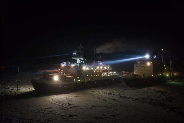 "MOSAiC"-Expedition: Schichtwechsel auf der "Polarstern" Das russische Versorgungsschiff "Captain Dranitsyn" ist bei der "Polarstern" (links) angekommen.