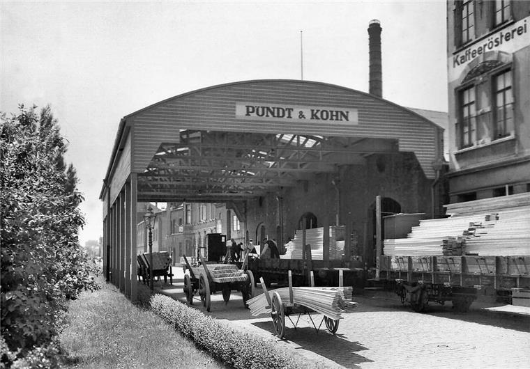 Das Sägewerk der Firma „Pundt & Kohn“ befand sich in den 1930er Jahren an der Industriestraße. Die Produktionsanlagen wurden 1944 beim Luftangriff auf Wesermünde (heute Bremerhaven) zerstört.