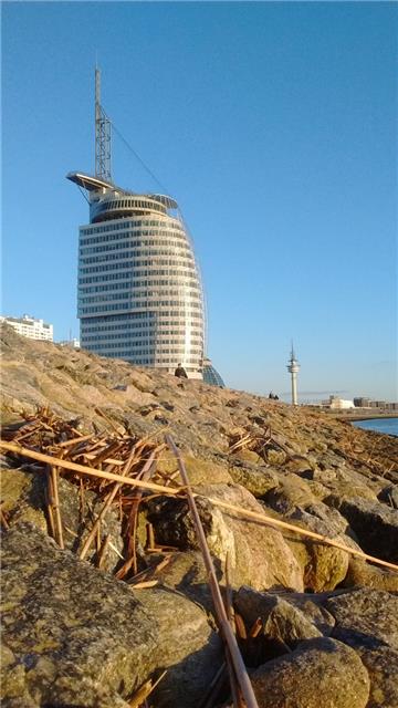 Das Sail City strahlt in der sommerlichen Abendsonne. Foto: Kaiser