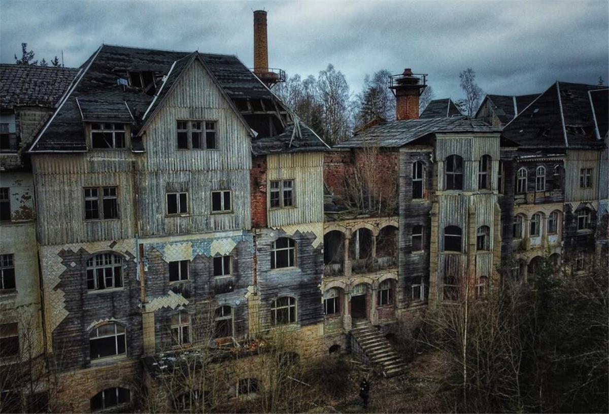Fasziniert von der Stimmung verlassener Orte Fassade eines leerstehende Gebäudetrakts