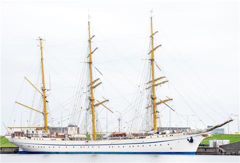 Das sanierte Marineschulschiff „Gorch Fock“ liegt nach einer vorzeitig beendeten Probefahrt an einer Kaimauer im Hafen von Wilhelmshaven.