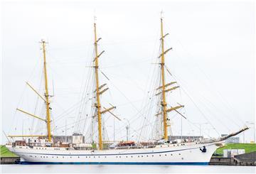 Das sanierte Marineschulschiff „Gorch Fock“ liegt nach einer vorzeitig beendeten Probefahrt an einer Kaimauer im Hafen von Wilhelmshaven.