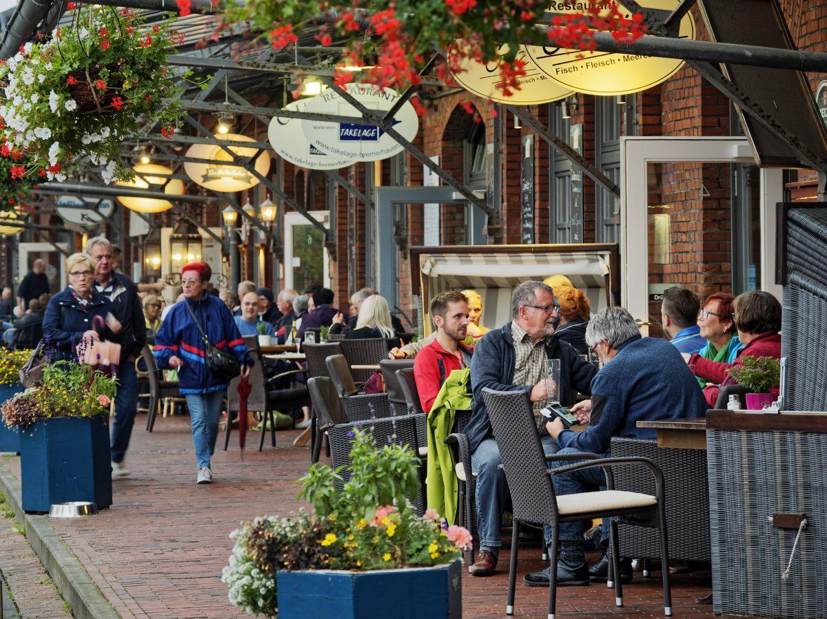 Das Schaufenster Fischereihafen in Bremerhaven feiert Geburtstag Das Schaufenster Fischereihafen ist eine Erfolgsgeschichte. Sie begann vor 25 Jahren mit der Eröffnung der sanierten und umgebauten Packhalle IV. Seitdem wurde die ehemalige Industriebrache drumherum Stück für Stück zu einem florierenden Veranstaltungsort umgewandelt.