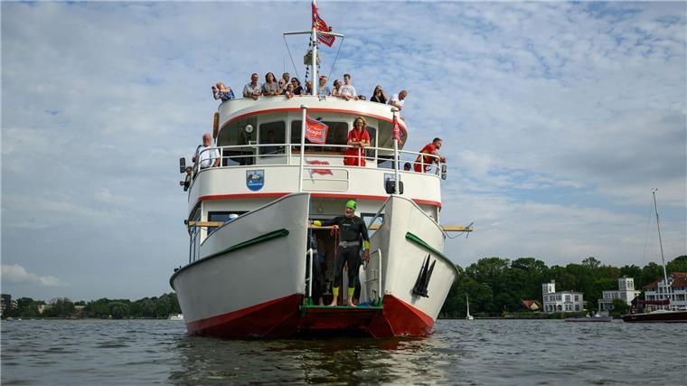 Das Schiff „Bad Zwischenahn“ wiegt nach Angaben der Reederei Ekkenga fast 100 Tonnen.