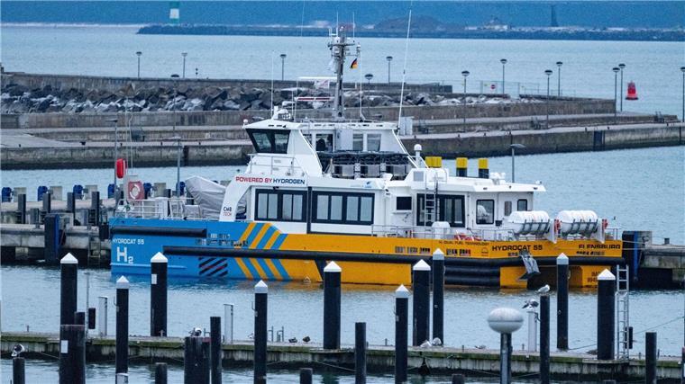 Schiff für Wartungsarbeiten fährt teilweise mit Wasserstoff Das Schiff „Hydrocat 55“ liegt im Stadthafen von Sassnitz.