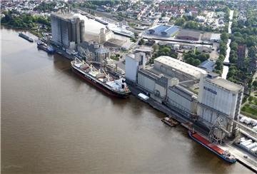 Das Schiff liegt im Hafen von Brake.
