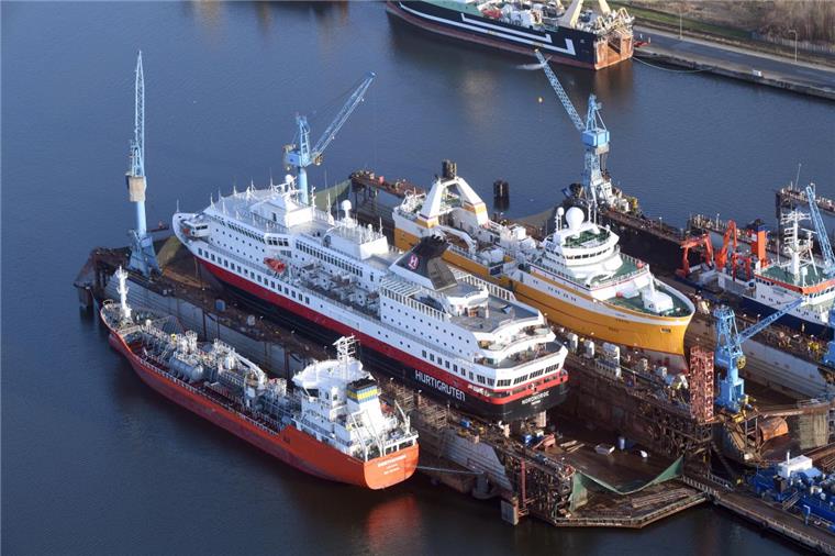 Hurtigruten-Schiff liegt in Bremerhaven im Dock Ein Schiff liegt in einem Dock.