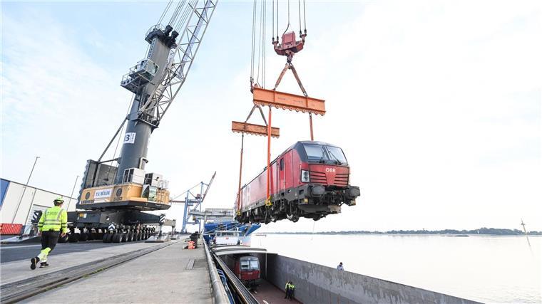 Gestrandete Loks im Braker Hafen per Schiff abtransportiert Das Schiff soll die Loks nach Bremen bringen.