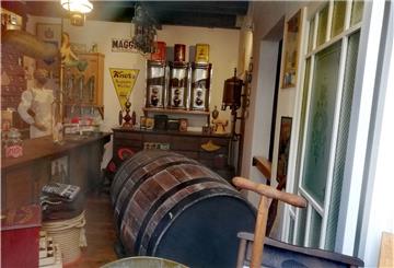 Das Schifffahrtsmuseum ist derzeit aufgrund der Coronaregeln geschlossen, doch Passantinnen und Passanten können vom Fenster zur Fußgängerzone aus einen Blick in den neu gestalteten Schiffsausstatterladen im Haus Borgstede & Becker werfen.