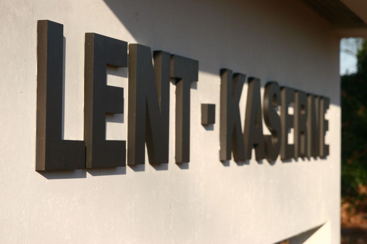Rotenburg: Der Name Lent-Kaserne darf bleiben Das Schild an der Rotenburger Lent-Kaserne muss nicht abmontiert werden. Der Name bleibt.