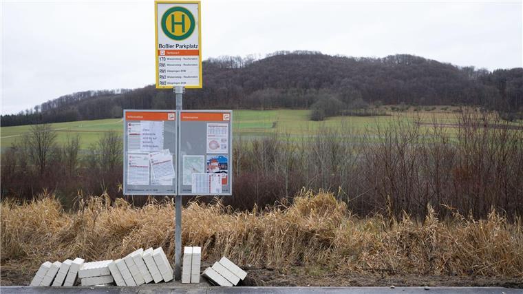 Das Schild einer Bushaltestelle ist mit einem Zettel mit der Aufschrift „Diese Haltestelle wird bis auf weiteres nicht bedient“ beklebt.