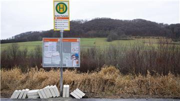 Das Schild einer Bushaltestelle ist mit einem Zettel mit der Aufschrift „Diese Haltestelle wird bis auf weiteres nicht bedient“ beklebt.