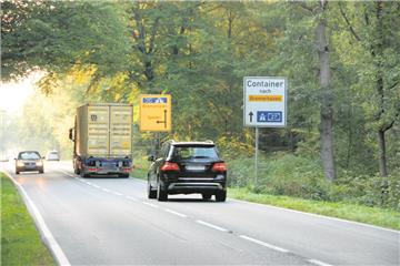 Das Schild ist mehr ein Handlungsvorschlag als eine Anweisung. Viele Lkw fahren trotzdem durch den Ort Wehden zum Hafen.
