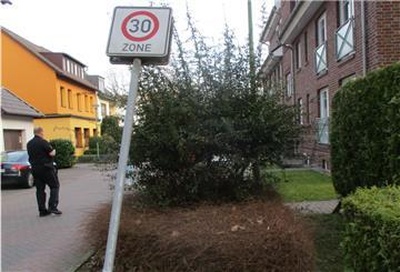 Das Schild steht jetzt schief.