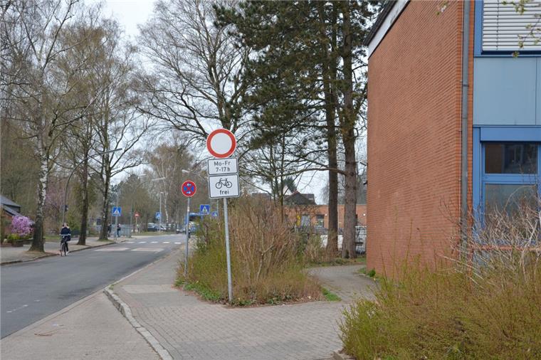 Zeven: Viele Autofahrer missachten Verkehrsschild in der Kanalstraße Das Schild zeigt es an: Autofahrer dürfen von Montag bis Freitag in der Zeit von 7 bis 17 Uhr den Bereich in der Kanalstraße in Zeven von Anfang Beethovenweg bis Beginn Goethestraße nicht passieren. Radfahrer und Schulbusse hingegen schon. Und dann gibt es noch die Berechtigten des Sonderausweises, denen die Durchfahrt ebenfalls gestattet ist.