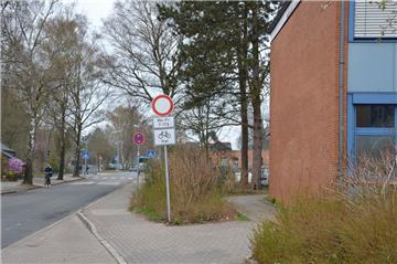 Das Schild zeigt es an: Autofahrer dürfen von Montag bis Freitag in der Zeit von 7 bis 17 Uhr den Bereich in der Kanalstraße in Zeven von Anfang Beethovenweg bis Beginn Goethestraße nicht passieren. Radfahrer und Schulbusse hingegen schon. Und dann gibt es noch die Berechtigten des Sonderausweises, denen die Durchfahrt ebenfalls gestattet ist.