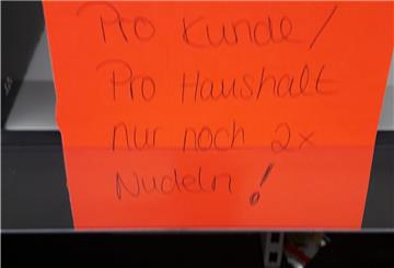 Das Schild zeigt es an: Im Bremerhavener Lidl sind die Einkaufsmengen auf manche Produkte beschränkt.