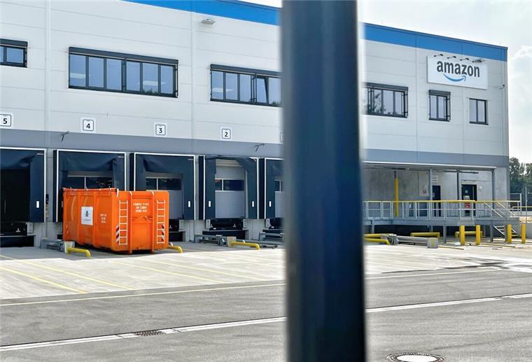 Das Schild zur Straße ist noch dran, aber das an der Seite der Halle liegt schoneins am Boden: Blick auf das Gelände des leerstehenden Amazon-Verteilzentrums in Stade.