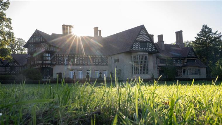 Der Hohenzollern-Deal: Was man wissen muss Das Schloss Cecilienhof im Neuen Garten in Potsdam.