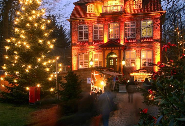 Das Schloss erstrahlt durch das stimmungsvolle Licht des Weihnachtsmarktes von Cuxhaven.