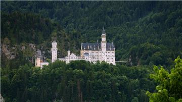 Das Schloss Neuschwanstein steht im Bundesland Bayern und ist weltberühmt. 